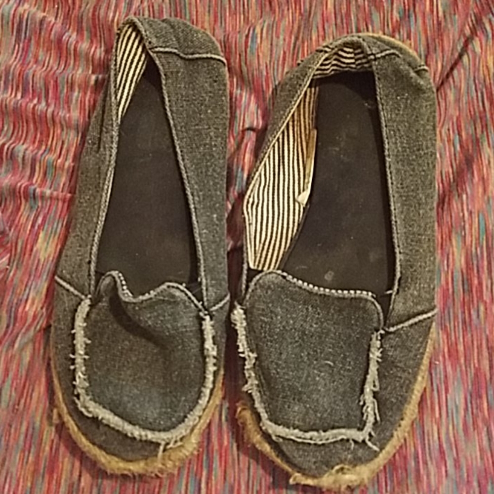 Canvas shoes